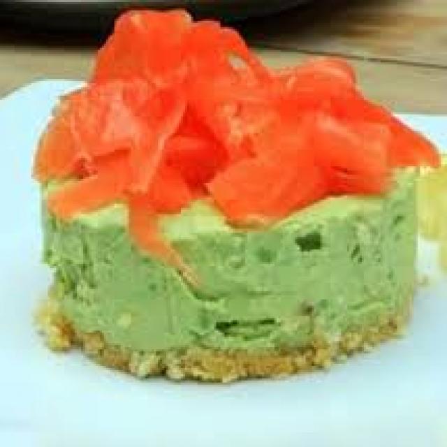 Cheesecake d'avocat au saumon ou poisson est ses crudités variées